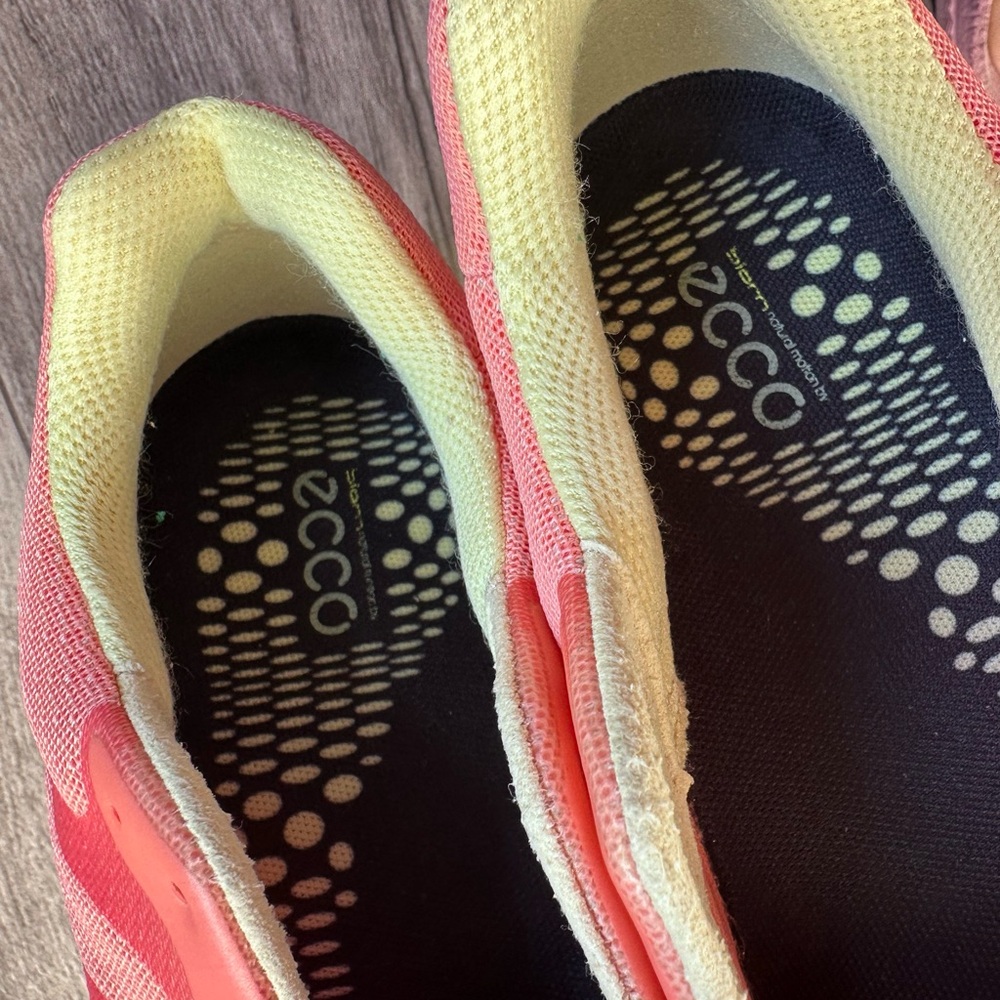 Ecco Biom Fjuel Racer Coral
Womens Trail Running Size
7/7.5/38 - Picture 14 of 15